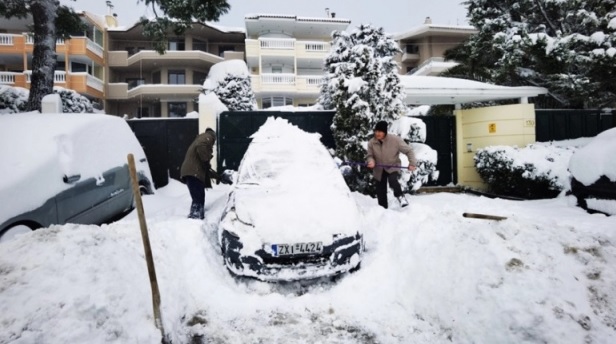 Из-за снегопада в Афинах закрыты школы и магазины, нарушено движение транспорта: люди работают удаленно