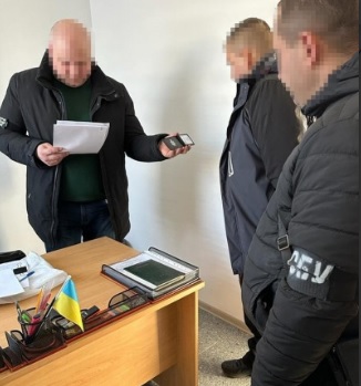 Коррупция, схемы, теневые доходы: пяти инспекторам Житомирской таможни объявили подозрение