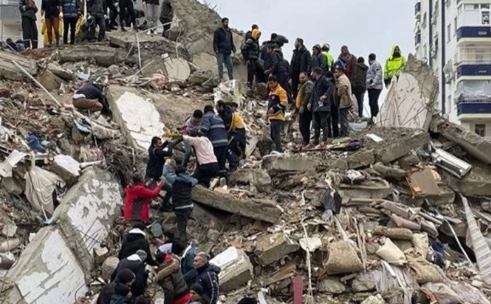 Землетрясение в Турции: количество погибших увеличилось до 912 человек, разрушены около 2800 зданий