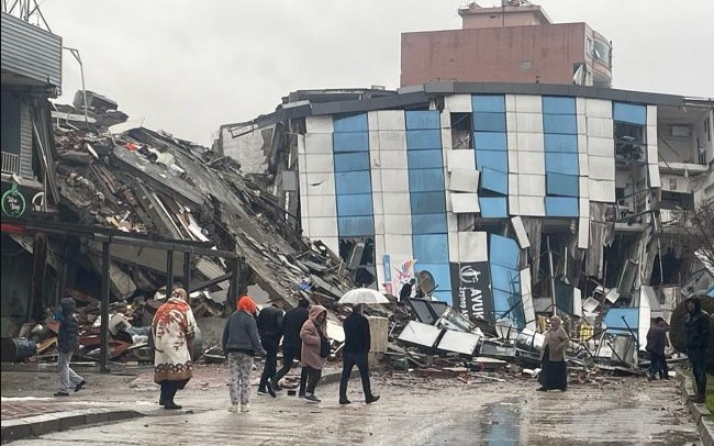 Из-за землетрясения в Турции погибли более 3700 человек: что происходит в стране