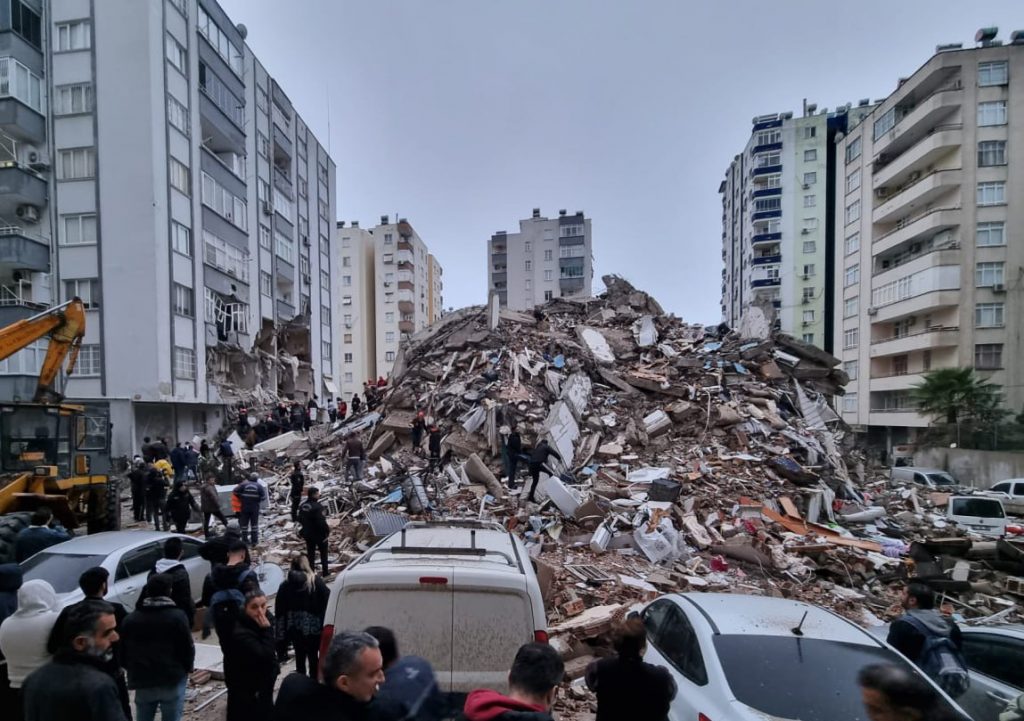 В Турции спасли украинку и ее сына, которых завалило обломками дома в результате землетрясения