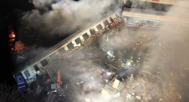 В Греции столкнулись пассажирский и грузовой поезда: есть погибшие и пострадавшие