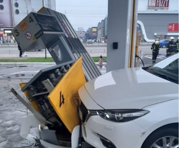 В Киеве на АЗС произошло ДТП: авто свалило топливораздаточную колонку