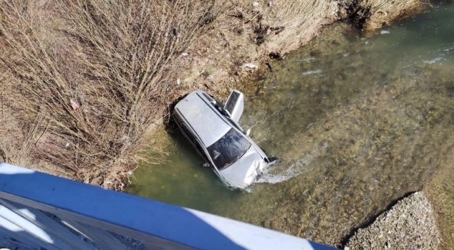 Во Львовской области авто Opel Astra съехало в реку: у водителя &#8212; травмы