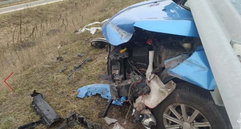 Женщина в авто Ford врезалась в отбойник в Житомирской области