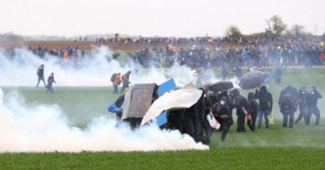 Во Франции на протесте по теме водохранилища активисты дрались с полицией