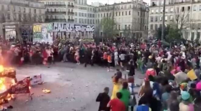 В Париже протестующие против пенсионной реформы жгут костры и строят баррикады
