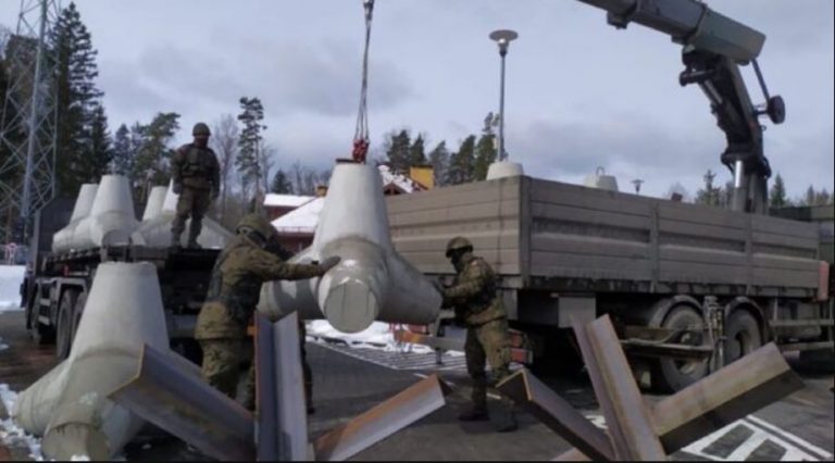 Польша устанавливает противотанковые ежи на границе с Беларусью