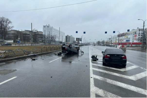 В Харькове авто перевернулось на крышу: пострадали 2 женщины