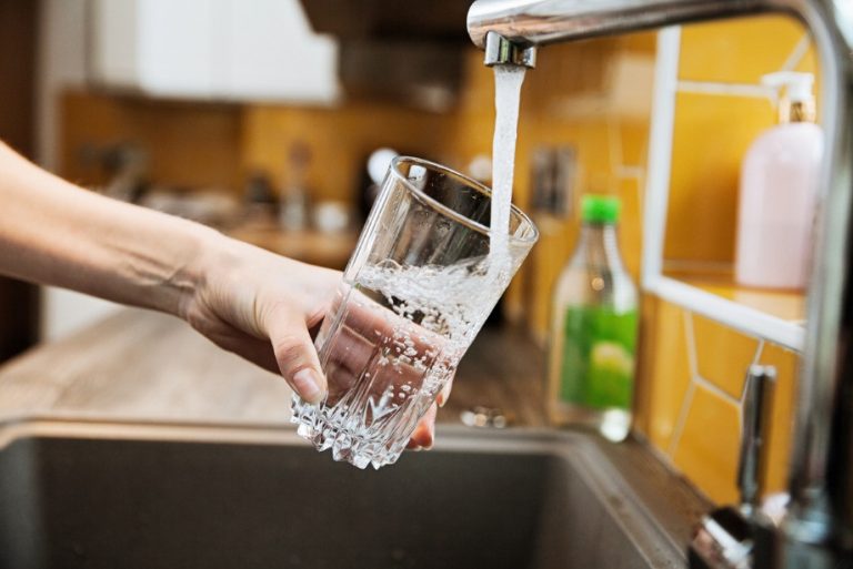 Почему даже в жару не стоит пить холодную воду: пояснения врачей