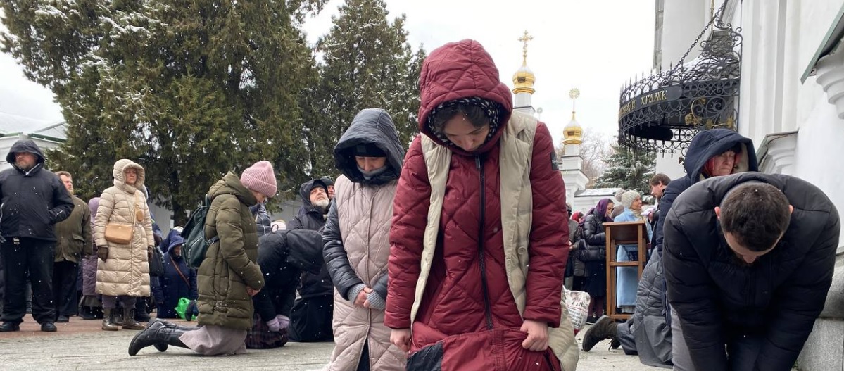 В Киево-Печерской лавре, которую сегодня должны покинуть монахи, собираются верующие УПЦ