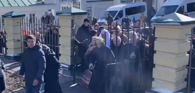 Верующие в Киево-Печерской лавре блокировали работу комиссии по передаче храмов