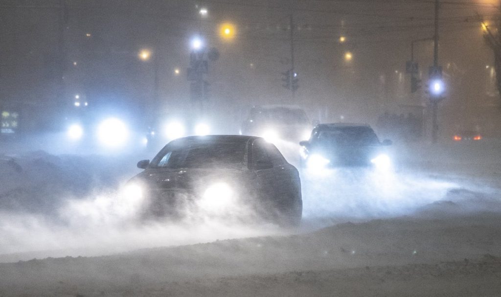 Выпало 30 см снега: из-за непогоды в Норвегии на дорогах образовались пробки, люди сидят без света