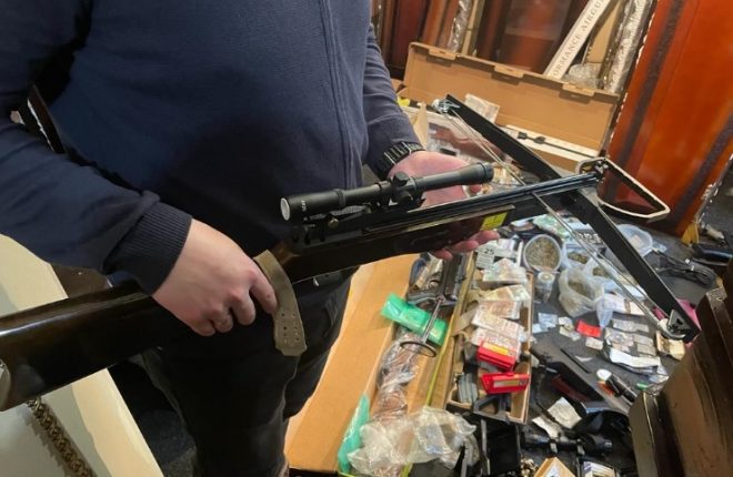 В похоронном бюро во Львове обнаружили оружие и наркотики
