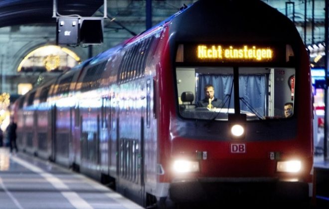 В немецком поезде мужчина ударил топором девушку по голове