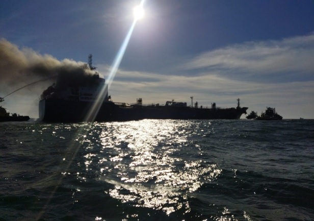 У побережья Португалии горит танкер с дизелем и авиационным топливом