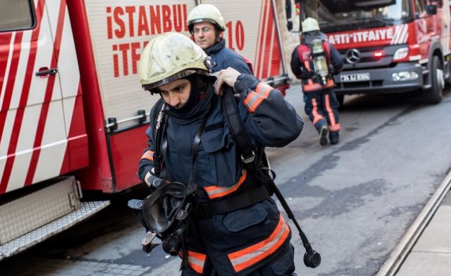 В Стамбуле горела гостиница: 2 погибших, некоторые постояльцы спаслись на соседней крыше
