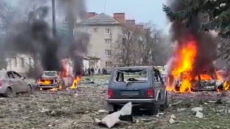2 погибших, 29 раненых: РФ обстреляла ракетами С-300 Славянск, разрушены дома