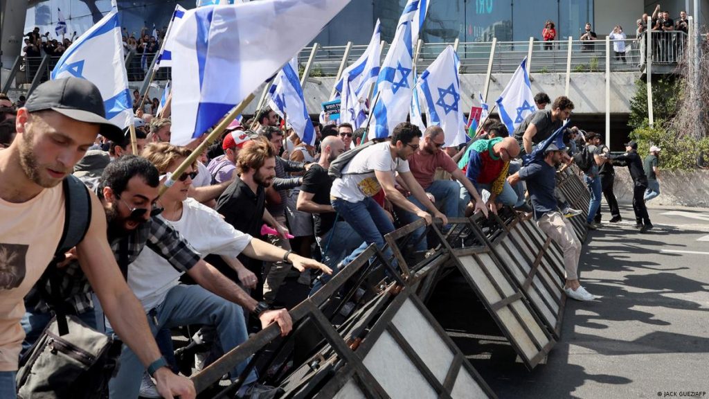 В Израиле продолжаются массовые протесты против судебной реформы: митингующие прорвались к резиденции премьера