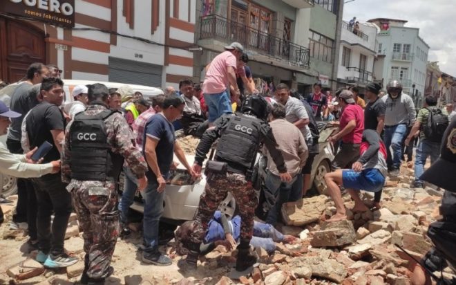 В Эквадоре произошло землетрясение 6,9 балла: разрушены здания и автомобили