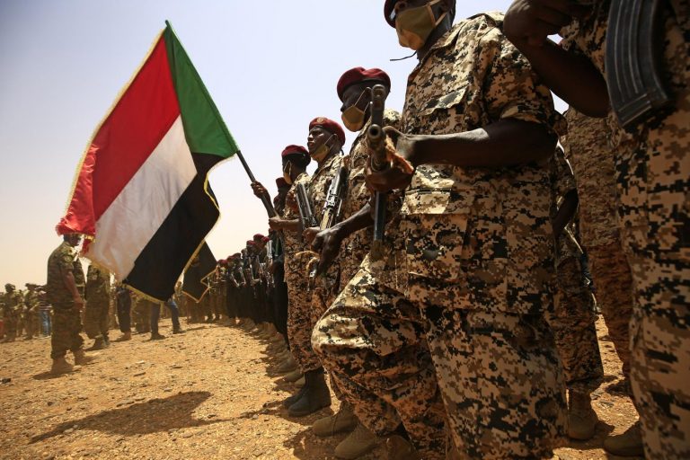 Армия Судана не пустила десятки британцев на последний эвакуационный рейс