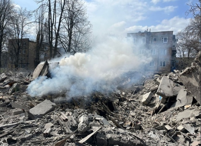 В Авдеевке авиаударом РФ разрушена многоэтажка: ее жильцов эвакуировали раньше