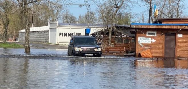Автомобили плавают на парковке: что происходит в затопленном киевском парке