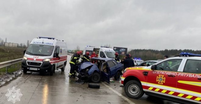 На автодороге Киев-Чоп произошло ДТП с пострадавшими: место аварии надо объезжать