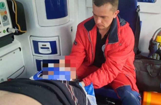 В Одессе на Окружной дороге микроавтобус вылетел в кювет: 2 пострадавших