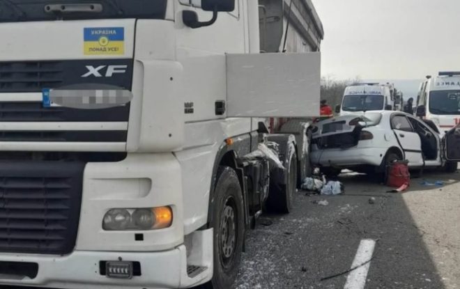 Водитель Daewoo Lanos шел на обгон и столкнулся с грузовиком: в Одесской области в ДТП погибли супруги