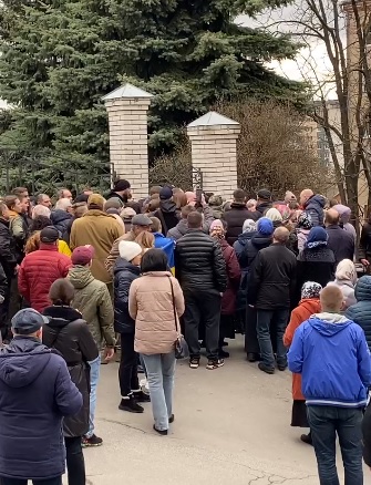 Драка в Хмельницком в церкви УПЦ: люди вышли на митинг, были столкновения