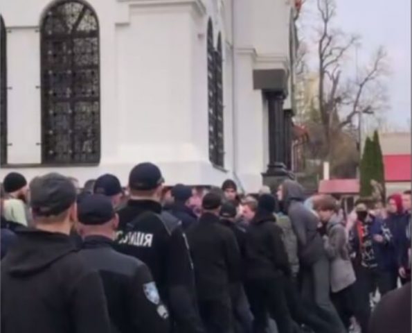 В Каменец-Подольском &#8212; попытка захвата собора УПЦ, а полиция раздавала повестки верующим &#8212; соцсети
