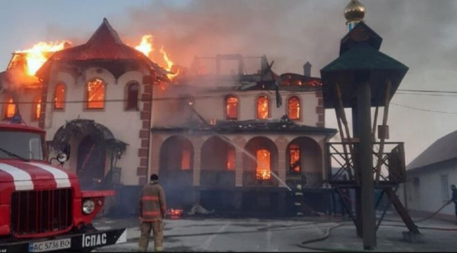 В Черновицкой области ночью сгорел храм УПЦ