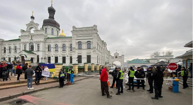 У главного входа в Киево-Печерскую лавру активисты требуют выселить монахов УПЦ