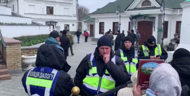 Полиция оцепила корпус наместника Лавры Павла в монастыре: верующих в здание не пускают