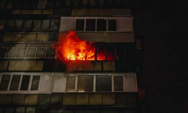 В Николаеве во время пожара в многоэтажке еле спасли мужчину