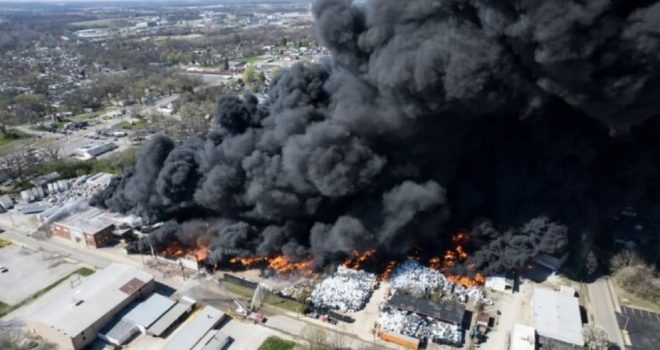 В США вспыхнул пожар на заводе по переработке отходов: 2000 человек эвакуированы