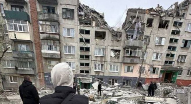 В Славянске обрушилось несколько этажей панельного дома в результате ракетного обстрела: есть погибшие и раненые