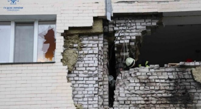 Ракетная атака РФ: в квартире в Украинке убирают обломки снарядов