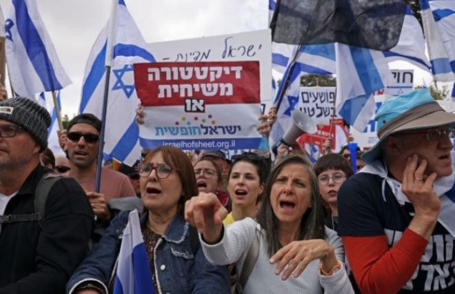 В Израиле возобновились протесты из-за судебной реформы: на улицы вышли около 400 тысяч человек