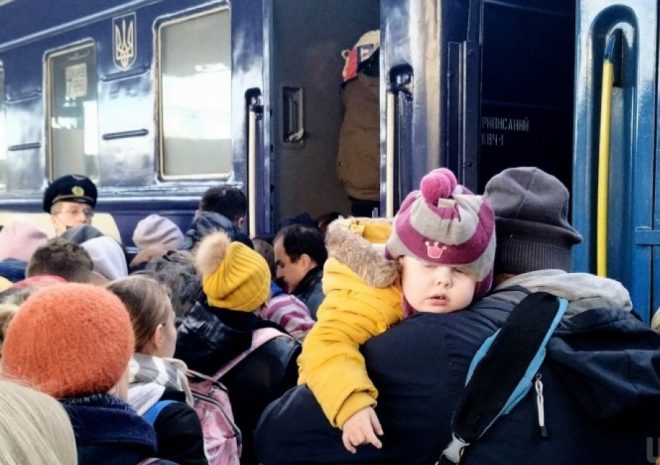 Принудительную эвакуацию детей объявили еще в девяти населенных пунктах Донецкой области