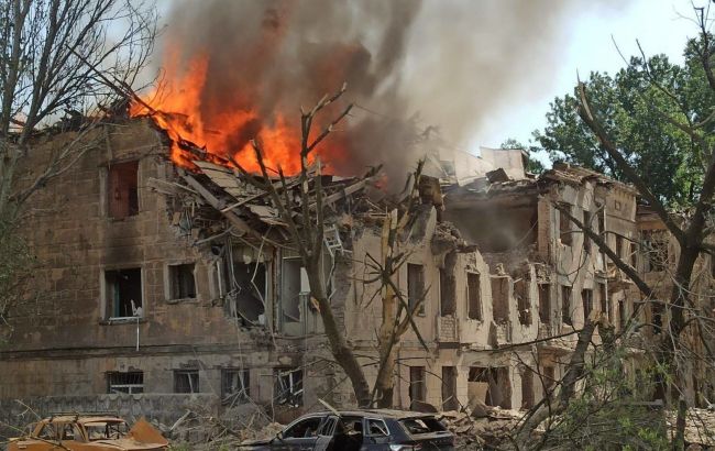 15 раненых, 1 погибший: РФ ударила ракетами по поликлинике в Днепре