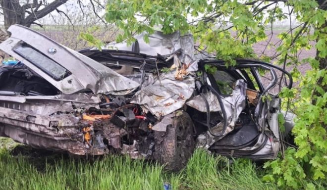 На трассе Одесса-Новоазовск женщина за рулем BMW слетела в кювет: 1 погибший, 3 пострадавших