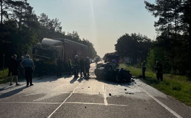 На дороге Киев-Ковель легковушка столкнулась с грузовиком: есть погибшие