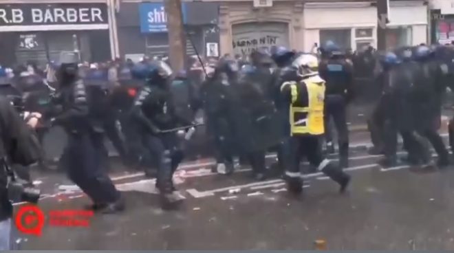 На протестах во Франции митингующие начали драться с полицией: правоохранители распылили слезоточивый газ
