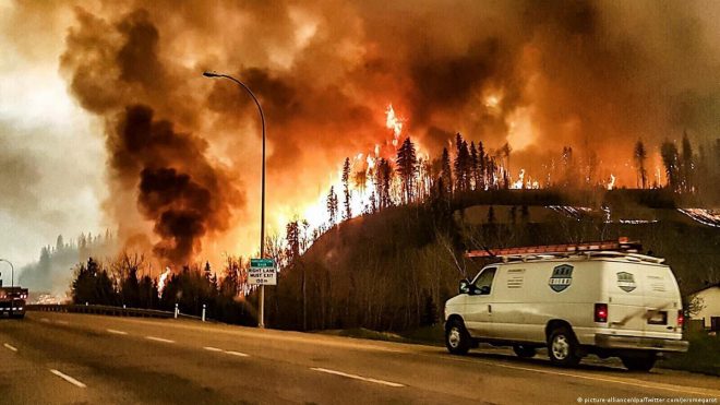 В провинции Канады бушует сильнейший лесной пожар: около 3 700 местных жителей эвакуировали