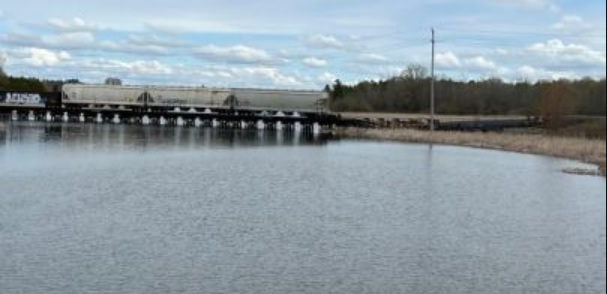 В Канаде поезд с опасным грузом сошел с рельсов: некоторые вагон упали в реку