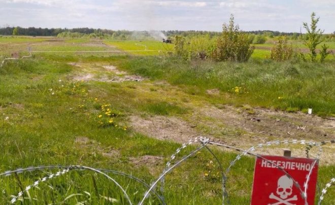 В Ровенской области на мине подорвался трактор: его водитель проигнорировал табличку об опасности