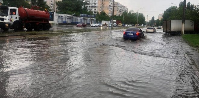 Ливень в Одессе: часть улиц затопило, работают коммунальные службы  