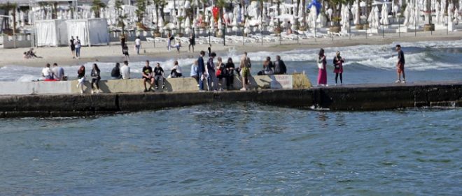 Власти разрешили доступ к воде: одесситы массово пошли на пляжи и в кафе у моря